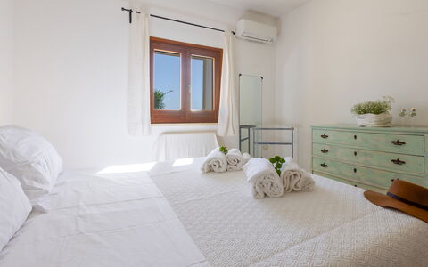 Villa Floria 4: Diseño De Interiores, Mueble, Madera, Suelo, Piso, Techo, Cama, Habitación, Departamento, Habitación