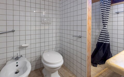 Villa Floria 4: Asiento Del Baño, Baño, Baño, Arreglo De Tubería, Pared, Piso, Suelo, Plomería, Diseño De Interiores, Loseta