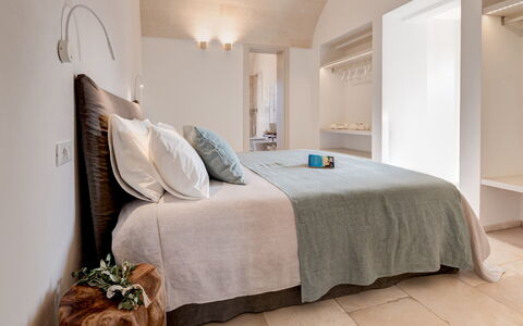 Villa Belkis 6: Diseño De Interiores, Pared, Mueble, Piso, Techo, Suelo, Habitación, Cama, Casa, Encendiendo