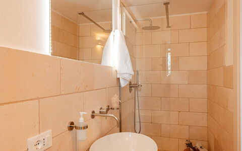 Villa Belkis 6: Pared, Diseño De Interiores, Lavabo Del Baño, Piso, Arreglo De Tubería, Baño, Madera, Suelo, Grifo, Encendiendo
