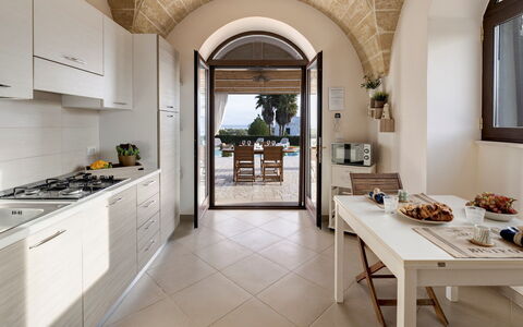 Villa Serena 4: Mueble, Diseño De Interiores, Piso, Cocina, Cocina Y Comedor Mesa, Suelo, Mesa, Mostrador, Aparato De Cocina, Casa