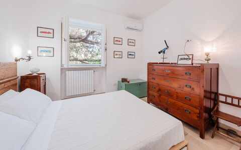 Villa Giari 8: Mueble, Cama, Diseño De Interiores, Habitación, Pared, Piso, Suelo, Madera, Sábana, Lecho