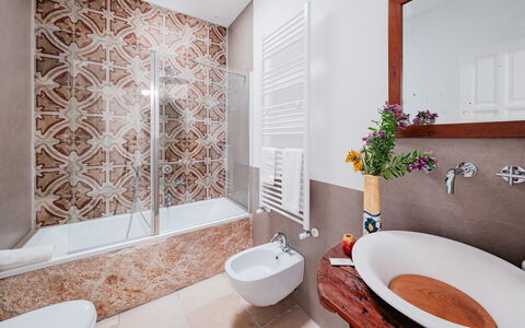 Villa Giari 8: Baño, Arreglo De Tubería, Piso, Diseño De Interiores, Suelo, Grifo, Lavabo, Plomería, Loseta, Lavabo Del Baño