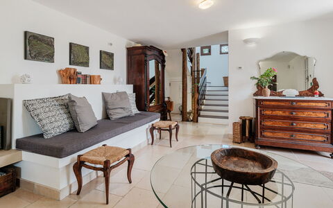 Villa Giari 8: Mueble, Diseño De Interiores, Piso, Pared, Suelo, Madera, Habitación, Sofá, Sala, Encendiendo