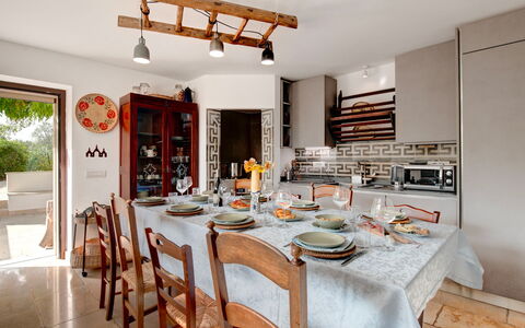 Villa Giari 8: Mueble, Diseño De Interiores, Silla, Mesa, Comedor, Piso, Madera, Cocina Y Comedor Mesa, Techo, Encendiendo