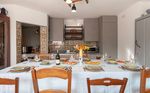 Villa Giari 8: Mueble, Diseño De Interiores, Piso, Madera, Cocina, Mostrador, Techo, Habitación, Cocina Y Comedor Mesa, Mesa
