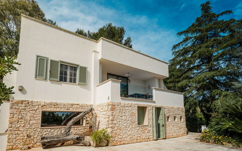 Villa Giari 8: Casa, Arquitectura, Barrio Residencial, Casa, Puerta, Inmuebles, Paisajismo, Diseño, Villa, Balcón