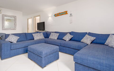 Villa Typha 10: Mueble, Sofá, Diseño De Interiores, Suelo, Piso, Departamento, Casa, Sala, Habitación