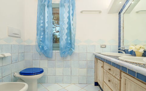 Villa Typha 10: Azul, Piso, Diseño De Interiores, Suelo, Arreglo De Tubería, Baño, Loseta, Habitación, Grifo, Lavabo Del Baño