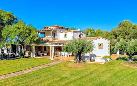 Villa Typha 10: Azul, Casa, Inmuebles, Césped, Casa De Campo, Jardín, Prado, Sombra, Yarda, Hacienda