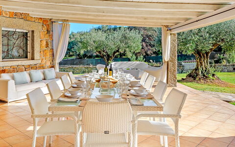Villa Typha 10: Mueble, Silla, Mesa, Cocina Y Comedor Mesa, Diseño De Interiores, Mueble Para Exteriores, Recurso, Restaurante, Mesa Al Aire Libre, Comedor