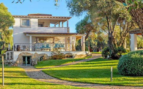 Villa Typha 10: Árbol, Casa, Arquitectura, Casa, Barrio Residencial, Inmuebles, Arbusto, Mansión, Porche, Jardín