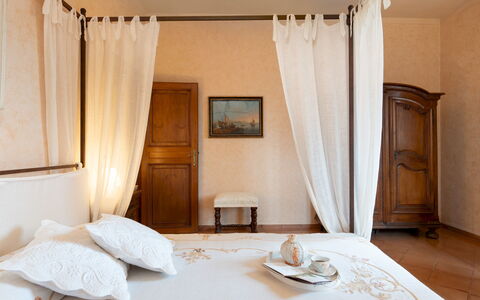 Casa del Duca 10: Mueble, Diseño De Interiores, Cama, Habitación, Madera, Habitación, Lecho, Suelo, Sábana, Linos