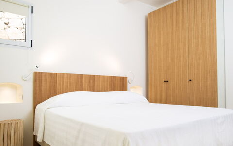 Villa Anga 10+1: Pared, Habitación, Madera, Diseño De Interiores, Cama, Mueble, Piso, Suelo, Lecho, Sábana