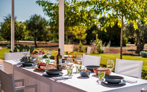Borgo Dell'Agrumeto 8: Mueble, Vajilla, Mesa, Drinkware, Mueble Para Exteriores, Silla, Mesa Al Aire Libre, Comida, Restaurante, Utensilios Para Servir