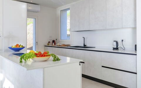 Villa Gioia 8: Cocina, Mostrador, Diseño De Interiores, Piso, Lavabo, Mueble, Madera, Arreglo De Tubería, Gabinetes, Casa