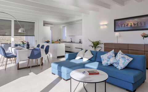 Villa Gioia 8: Mueble, Diseño De Interiores, Piso, Sofá, Suelo, Techo, Mesa, Madera, Sala, Habitación
