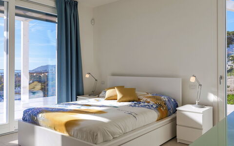 Villa Gioia 8: Mueble, Diseño De Interiores, Cama, Habitación, Pared, Piso, Habitación, Madera, Suelo, Sábana