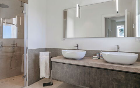 Villa Gioia 8: Baño, Diseño De Interiores, Lavabo Del Baño, Arreglo De Tubería, Piso, Lavabo, Pared, Espejo, Mostrador, Suelo