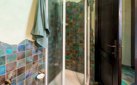 Villa Isotta 8+4: Azul, Pared, Piso, Diseño De Interiores, Suelo, Arreglo De Tubería, Baño, Loseta, Plomería, Material Compuesto