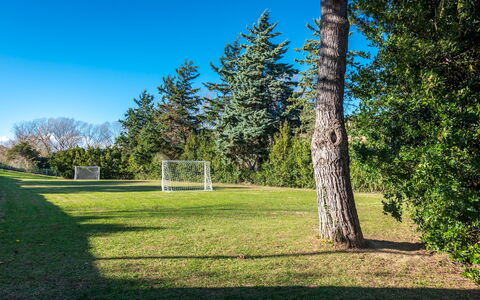Villa Isotta 8+4: Azul, Hierba, Árbol, El Terreno Del Lote, Césped, Prado, Jardín, Paisajismo, Alerce, Parque