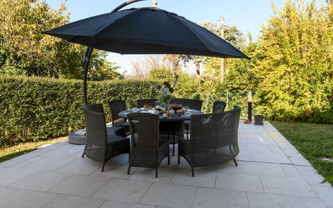 Villa Vae Victis 6: Paraguas, Mueble, Mueble Para Exteriores, Mesa Al Aire Libre, Mesa, Sombra, Silla, Jardín, Patio, Losa