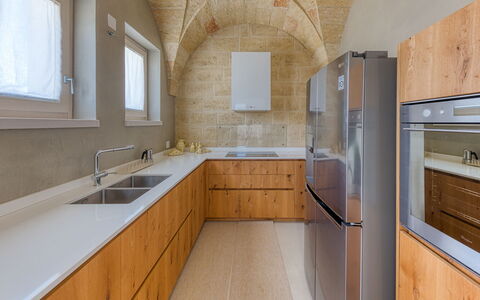 Villa Porta Azzurra 6+2: Piso, Madera, Suelo, Diseño De Interiores, Techo, Mostrador, Loseta, Cocina, Manchas De Madera, Gabinetes