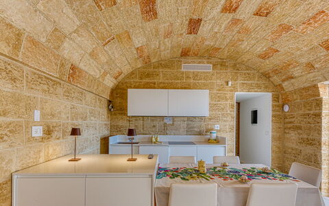 Villa Porta Azzurra 6+2: Diseño De Interiores, Techo, Piso, Suelo, Ladrillo, Cocina, Material Natural, Pared De Piedra, Loseta, Lámpara