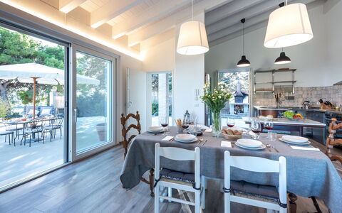 Dimora Campo delle Mura 4+2: Mueble, Silla, Diseño De Interiores, Mesa, Cocina Y Comedor Mesa, Casa, Piso, Techo, Suelo, Comedor