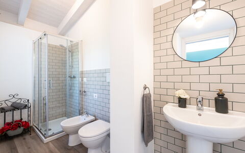 Dimora Campo delle Mura 4+2: Piso, Baño, Arreglo De Tubería, Suelo, Diseño De Interiores, Plomería, Grifo, Lavabo Del Baño, Loseta, Lavabo