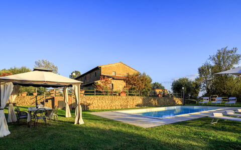 Villa le Tornaie 14: Piscina, Inmuebles, Patio Interior, Mueble Para Exteriores, Hacienda, Recurso, Jardín, Yarda, Villa, Casa De Campo