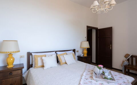 Villa ai Venti 8: Cama, Mueble, Diseño De Interiores, Habitación, Sábana, Lecho, Madera, Suelo, Habitación, Piso