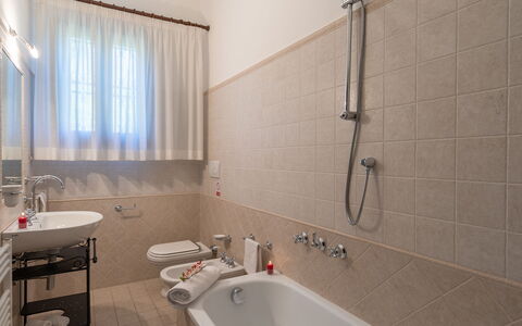 Villa ai Venti 8: Baño, Arreglo De Tubería, Piso, Diseño De Interiores, Lavabo Del Baño, Lavabo, Suelo, Grifo, Plomería, Baño