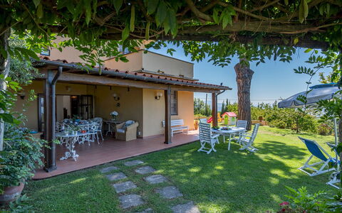 Villa ai Venti 8: Jardín, Mueble, Patio Interior, Silla, Mueble Para Exteriores, Sombra, Yarda, Recurso, Eco Hotel, Césped