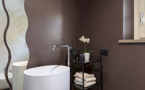 Villa Dada 10: Diseño De Interiores, Marrón, Arreglo De Tubería, Plomería, Grifo, Cerámico, Diseño, Fotografía De Naturalezas Muertas, Baño, Porcelana
