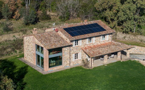 Villa Dada 10: Casa, Casa, Cabaña, Techo, Casa De Campo, Inmuebles, Jardín, Césped, Yarda, Villa