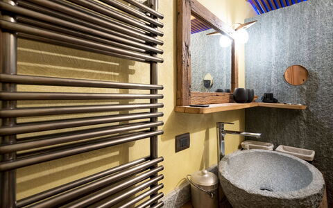 Chalet Walser 4+2: Arreglo De Tubería, Diseño De Interiores, Grifo, Lavabo, Plomería, Piso, Baño, Suelo, Lavabo Del Baño, Techo