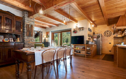 Chalet Walser 4+2: Mueble, Diseño De Interiores, Piso, Madera, Suelo, Silla, Techo, Comedor, Lámpara, Mesa