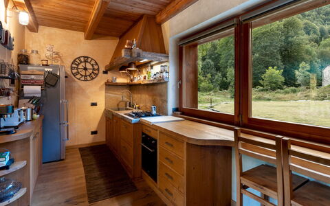 Chalet Walser 4+2: Madera, Diseño De Interiores, Manchas De Madera, Cocina, Mostrador, Madera Dura, Gabinetes, Barniz, Madera Contrachapada, Cuarto De Troncos