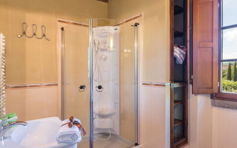 Casale la Splendida 10: Arreglo De Tubería, Baño, Piso, Diseño De Interiores, Suelo, Grifo, Plomería, Lavabo, Lavabo Del Baño, Habitación