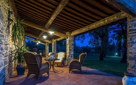 Casale la Splendida 10: Columna, Mueble Para Exteriores, Sombra, Recurso, Jardín, Porche, Paisajismo, Eco Hotel, Estructura Al Aire Libre, Hacienda