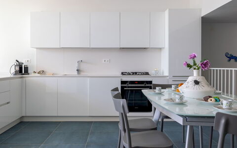 Villa Ristola 6: Cocina, Mostrador, Mueble, Aparato De Cocina, Diseño De Interiores, Piso, Gabinetes, Electrodoméstico, Casa, Suelo