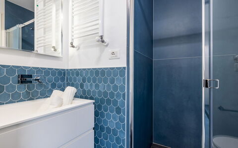 Villa Ristola 6: Azul, Piso, Diseño De Interiores, Suelo, Arreglo De Tubería, Loseta, Baño, Plomería, Mueble De Baño