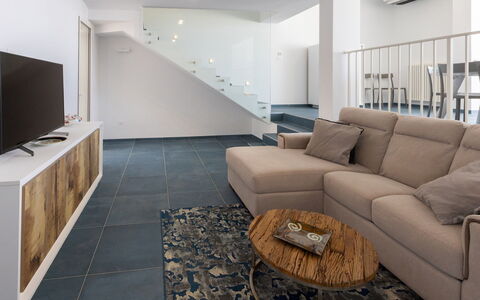Villa Ristola 6: Diseño De Interiores, Piso, Mueble, Sofá, Suelo, Madera, Sala, Techo, Habitación, Departamento