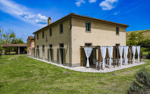 Villa Iside 8: Casa, El Terreno Del Lote, Cabaña, Inmuebles, Sombra, Yarda, Césped, Casa De Campo, Jardín, Patio Interior