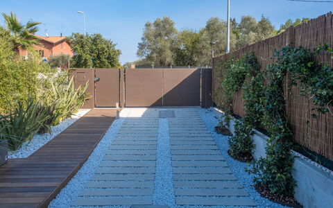 Onda 8: Jardín, Arbusto, Sombra, El Terreno Del Lote, Pasarela, Material Compuesto, Paisajismo, Patio Interior, Losa