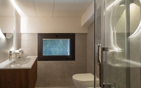 Marea 8: Diseño De Interiores, Piso, Pared, Baño, Arreglo De Tubería, Suelo, Espejo, Lavabo Del Baño, Techo, Lámpara