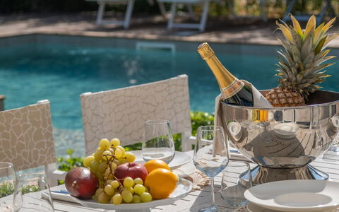 Marea 8: Vajilla, Mueble, Mesa, Fruta, Stemware, Drinkware, Utensilios Para Servir, Copa De Vino, Comida