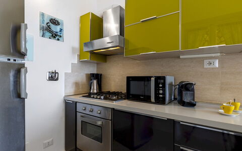 Villa Meraviglia 8: Aparato De Cocina, Cocina, Mostrador, Electrodoméstico, Gabinetes, Mueble, Estufa De Cocina, Diseño De Interiores, Electrodoméstico, Estufa