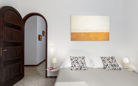 Villa Meraviglia 8: Pared, Suelo, Diseño De Interiores, Piso, Madera, Habitación, Mueble, Habitación, Cama, Techo